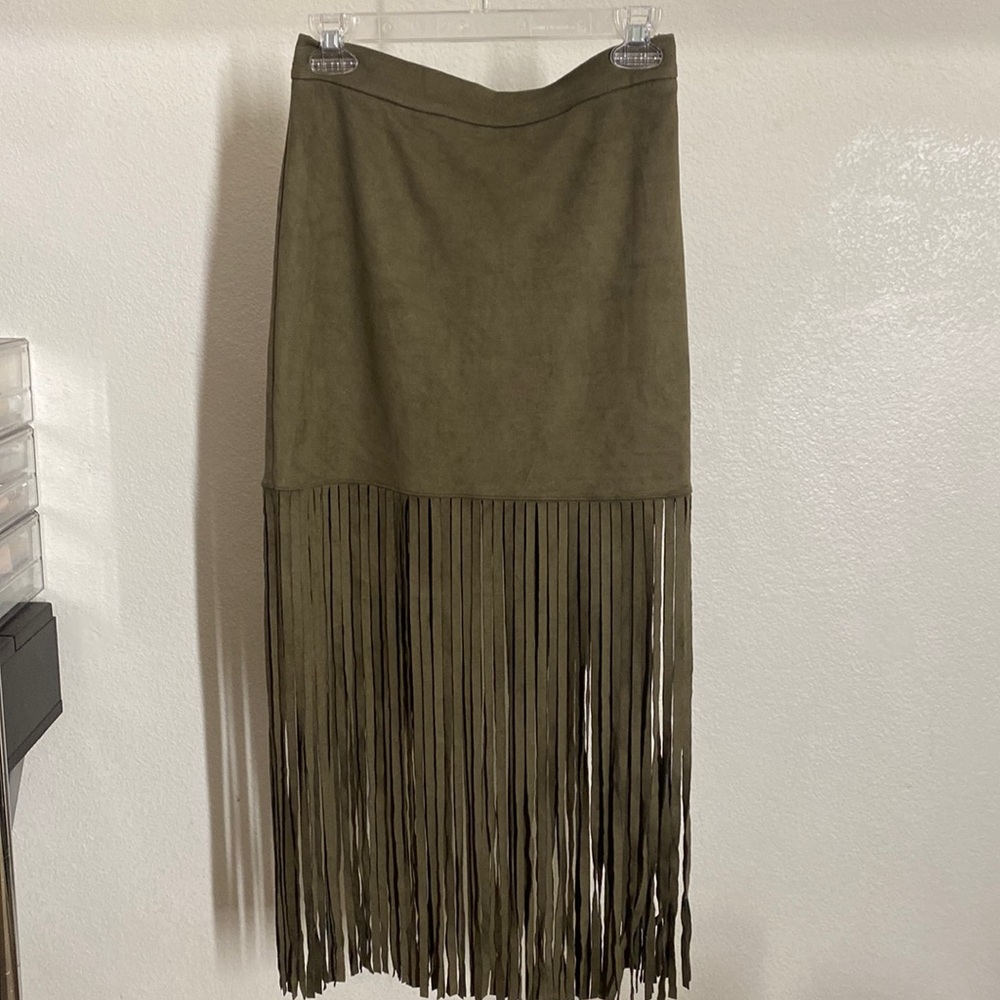 Velvet skirt ,soft and comfortable can be worn in many different ways.